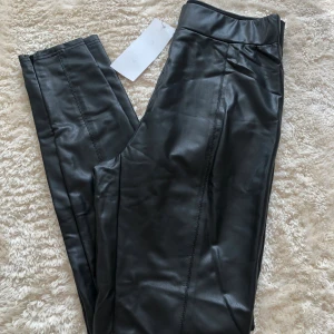 Skinn/läderbyxor - Skinn/läderbyxor storlek small. Ny med prislapp kvar. 