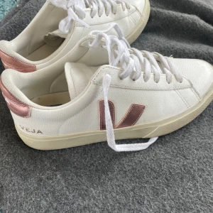 Veja skor storlek 39🪩💖 - Storlek 39, köpta november 2023. Använda i cirka 3 månader. Rättså bra skick! 🪐 💖