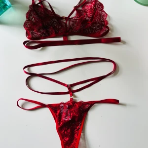 Underklädes set oanvänt  - Oanvänt underklädes set i vinröd färg . Storlek M