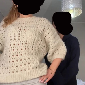 Trekvartsärmad stickad tröja från Zara - Snygg trekvartsärmad stickad från zara som inte går att köpa längre. Tröjan är storlek M men passar även s💘