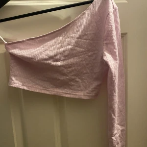 Off shoulder topp - Off shoulder tröja från shein, aldrig använd, storleken är M men passar mer XS