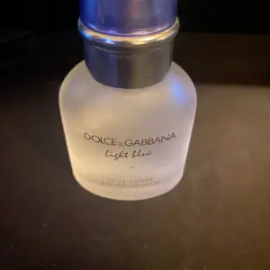 En fräsch parfym som man kan ha varje dag i skolan eller arbetet. Bra parfym till sommaren.