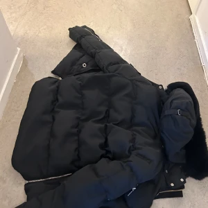 Moose knuckles storlek S - Jackan är använd i 2,5 år och inte i så gott skick. 4:10. De har värmt mig under alla kalla dagar och hoppas det gäller med den som kommer köpa den!