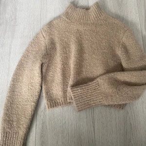 Stickad tröja  - En snygg beige stickad tröja från Zara❣️i storlek S.