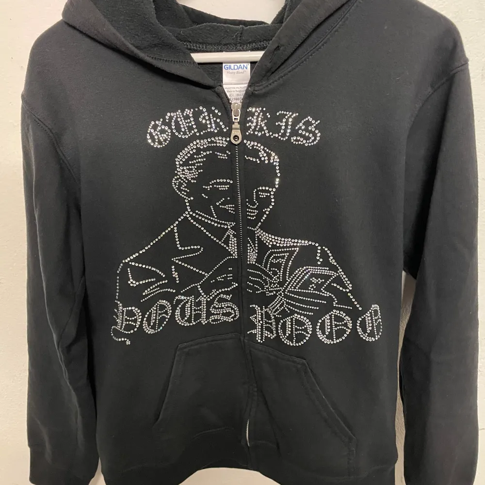 Säljer min Gurkis x YOUSPOO hoddie som är svart i storlek xs. Fint skick. Ny pris 549 kr.. Tröjor & Koftor.