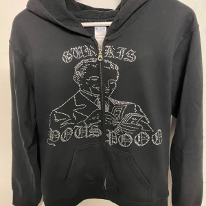 Gurkis X YOUSPOO LIMITED EDITION svart xs  - Säljer min Gurkis x YOUSPOO hoddie som är svart i storlek xs. Fint skick. Ny pris 549 kr.