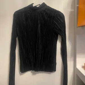 Plisserad topp - Säljer denna plisserade tröjan