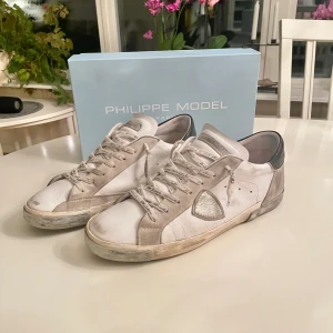 Philippe Model Paris Prsx - Tjena säljer nu dessa populära philippe models då jag tröttnat på de. De är använda en del men fortfarande väldigt bra skick utan några märkvärdiga defekter! Köpte från Cettire för 3700 och både dustbag samt box tillkommer. Skriv vid minsta intresse!