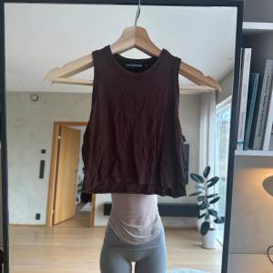 Brun topp från prettylittlething stl XS Som ny