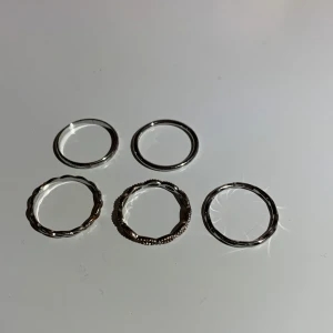 Silver ringar💗 - Säljer fina silver ringar i bra skick! Säljer då jag inte tycker att silver passar på mig💖💖 Går att köpa separat och ihop!💕💕 5kr styck💖 två st är lite missfärgade men det är inget som syns💗 Alla ringar är 2 i diameter och 4 i omkrets🫶🏼