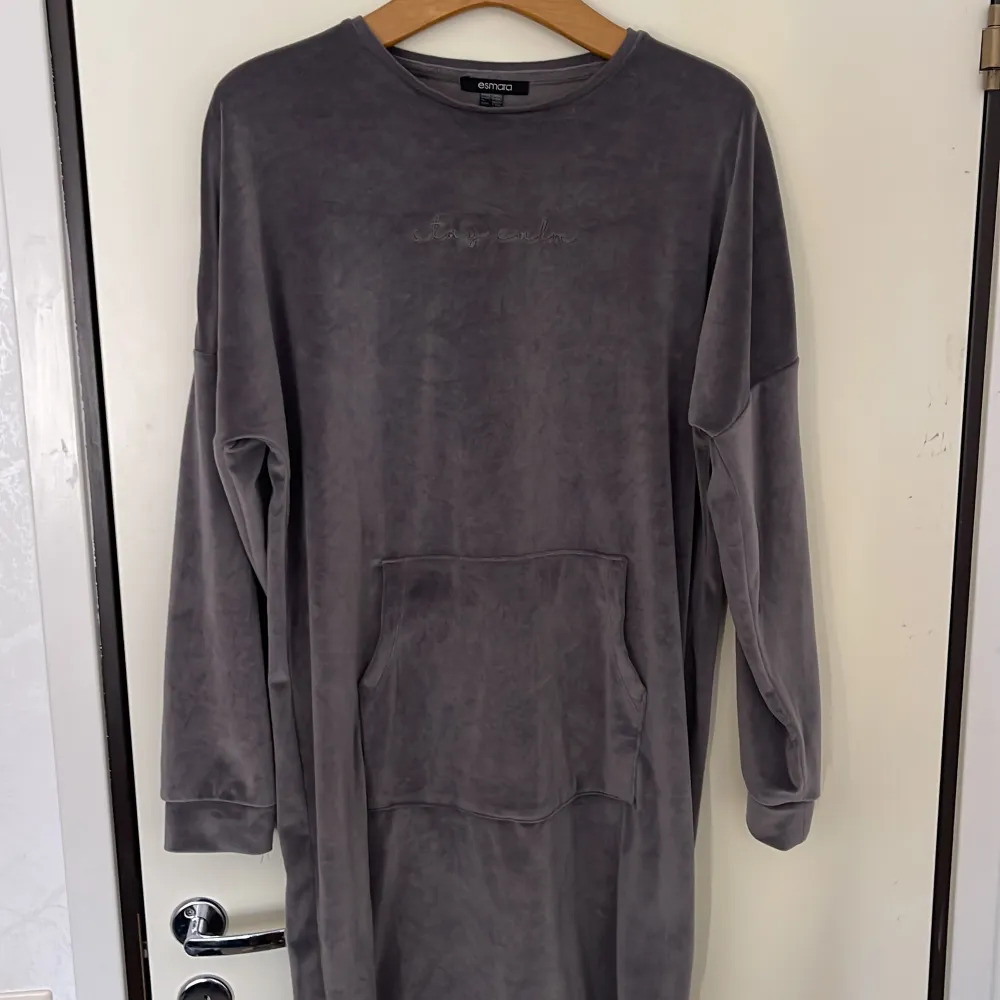 En lång tröja i bekvämt material perfekt att använda hemma. Storleken är M kan även passa S.. Tröjor & Koftor.