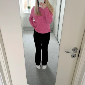 Svarta kostymbyxor  - Säljer Bik Boks svarta kostymbyxor som har nu blivit för små för mig. Dem är riktigt sköna och sitter som en smäck. Om intresserad kontakta mig.