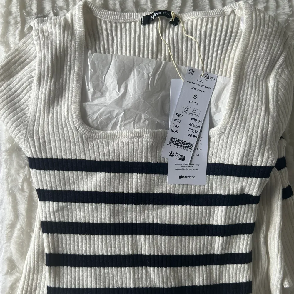 Gina Tricot Square Neck Knit Dress (storlek S). Besällde 2 storlekar och glömde returnera denna. Slutsåld på hemsidan sedan länge. Prislapp sitter kvar och i orginalförpackning 🫶🏻. Klänningar.