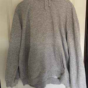 En ljusgrå Weekday Standard Hoodie i storlek L. Måttligt använd.  Axelbredd: 55 Längd: 67