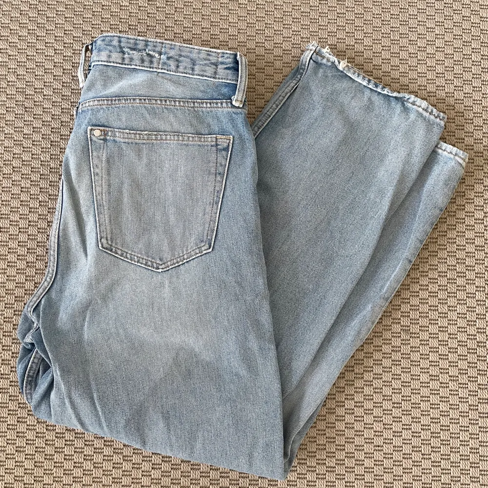 Tjena! Säljer nu dessa schyssta jeans från h&m i fint skick, inga defekter. Slitningar är en del av design. Kontakta mig vid eventuella frågor 🤝. Jeans & Byxor.