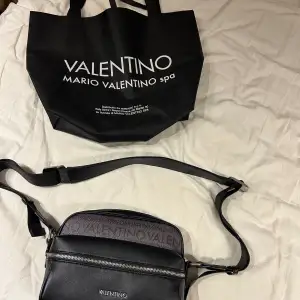 Valentino väska Väskan är i jättebra skick, använd bara några gånger Köptes för 1000 kr!