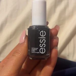 nagelack - säljer mitt svarta nagellack från essie, original pris är 140. (Om du är intresserad av andra färger så kolla min andra artiklar, har även att paketpris)
