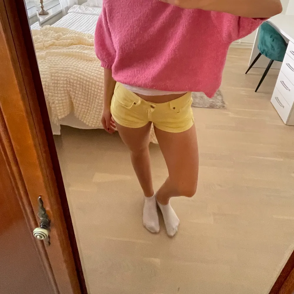 Gula lågmidjade shorts, helt nya med prislapp på!! 💞💞. Shorts.