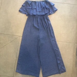 Bandeau jumpsuit - Luftig och härlig bandeau jumpsuit från BikBok i väldigt bra skick.  Perfekt till varma sommardagar då den är både fin och sval.  Volanger upptill, resår i midjan och vida 3/4 ben.   Hör ev er om ni vill ha fler bilder eller undrar över något☀️🫶🏼