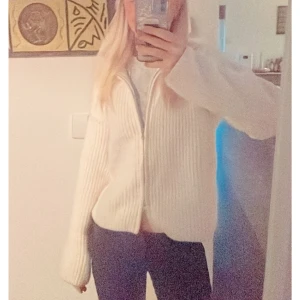 Vit stickad tröja med zip  - Vit stickad tröja med zip💗