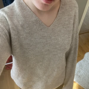 Super snygg stickad tröja - Fint skick, knappt använd, ett ytterst litet hål vid ena armen, stl S💕