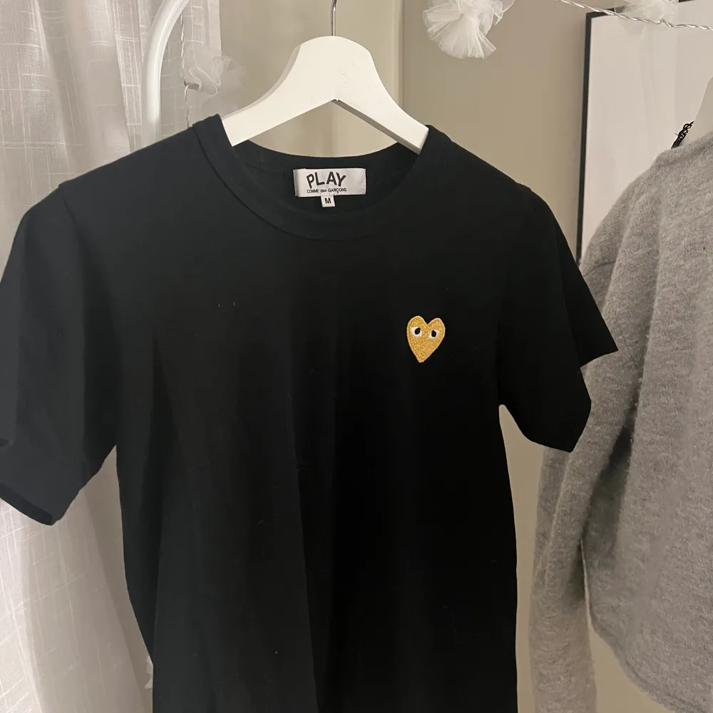 Skit snygg t-shirt från comme des garcons play! Aldrig använt väldig bra skick!! . T-shirts.