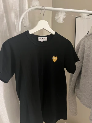 Comme des garcons play - Skit snygg t-shirt från comme des garcons play! Aldrig använt väldig bra skick!! 