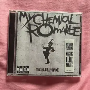 Säljer mitt Welcome To the Black parade album! Helt oanvänd men har några år på nacken 🌟 90 kr + köpare står för frakten! 