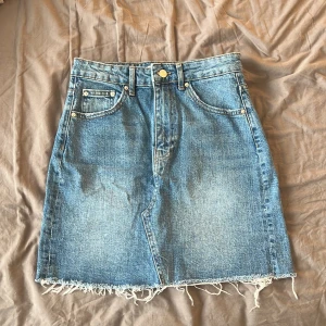 Gina tricot jeanskjol - Superfin jeanskjol från Gina tricot i toppenskick! Endast använd ett fåtal gånger och inga tecken på användning! Storlek 36