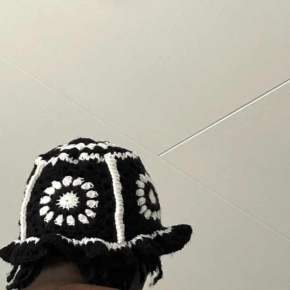Black Granny square bucket hat with white detailing . Accessoarer.