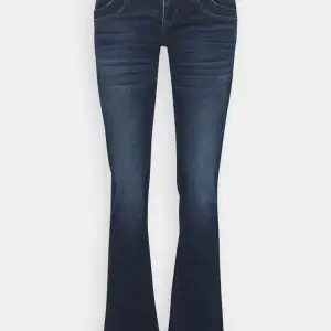 Ltb jeans valerie i jättebra skick. Bara använt 1-2 gånger då de är förstora på mig. Skriv för mer info, annars är de bara att klicka på köp nu!!💗