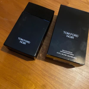 Tom Ford Noir - Öpnnad flaska men endast testsprayad. Så ca 99,5 ml kvar. Nypris 2100kr. Jag säljer för 1300kr. Det var en present till mej.