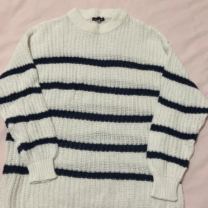 En randig sticks tröja - En randig stickad tröja i storlek M