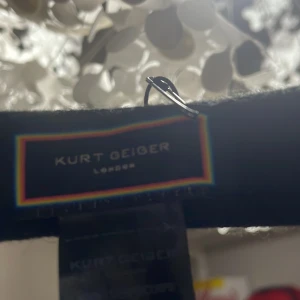 Kurt geiger öronmuffar - Säljer dessa underbara öronmuffar från Kurt geiger💕 Helt nya och inga defekter på dom. Original pris är cirka 500-600kr och jag säljer dom för 375 men pris kan diskuteras. Har du några frågor är de bara att skriva!💘💘