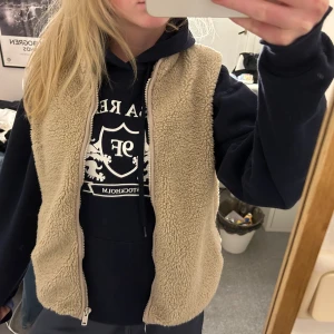 Teddy väst  - Söt Teddy väst i storlek M men passar även mig som brukar ha S, tryck gärna på köp nu knappen 