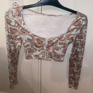Cropped top - Cropped top från shein! Aldrig använd 🖤