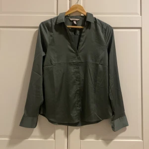 Satin skjorta  - Jag säljer nu den där fina och bekväma satin skjortan. 