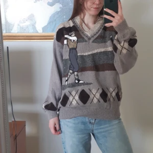 Stickad vintage tröja - Säljer min pappas gamla stickade tröja med golfmotiv på. Väldigt härlig som oversized tröja.   Säljer pga att jag inte använder den längre. Köpare står för frakt
