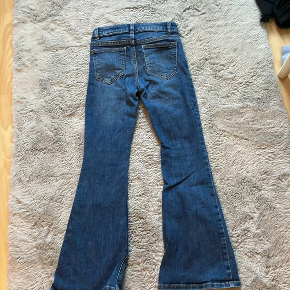 Blåa jeans från Lindex i st 134 fint sick. Jeans & Byxor.
