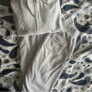 Juicy sett - Super fint Juicy couture sett som i denna färg inte säljs längre. Säljer tröjan och byxorna tillsammans för 1200 och nypris är 2500💓Tröjan är i storlek M men sitter som S och byxorna i xs