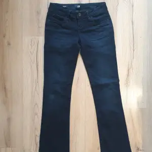 Säljer ett par Ltb jeans i strl 25/32, marinblå. Köptes förra veckan, dottern har endast använt dom en dag till skolan. Kvitto finns! 