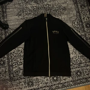 Hugo boss tröja (utan luva) - Har bara används 2 gånger och är jätte bra skick.