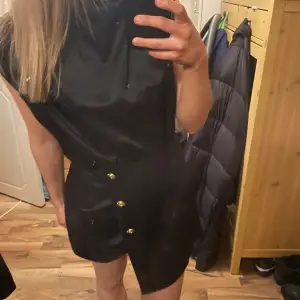 En så fin svart jumpsuit med guldknappar i nyskick💕ser ut som en klänning framifrån