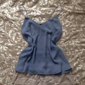 Blå blus/topp - Superfin topp i luftigt material. Topp skick.