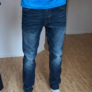 Säljer dessa fett snygga jeans från Tiger of Sweden som är nyskick!  Killen på bilden är 183! Pris kan diskuteras! Köpt för 1399kr på rea