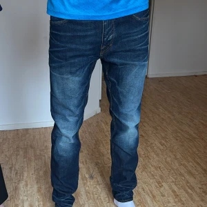Tiger Of Sweden Jeans - Säljer dessa fett snygga jeans från Tiger of Sweden som är nyskick!  Killen på bilden är 183! Pris kan diskuteras! Köpt för 1399kr på rea
