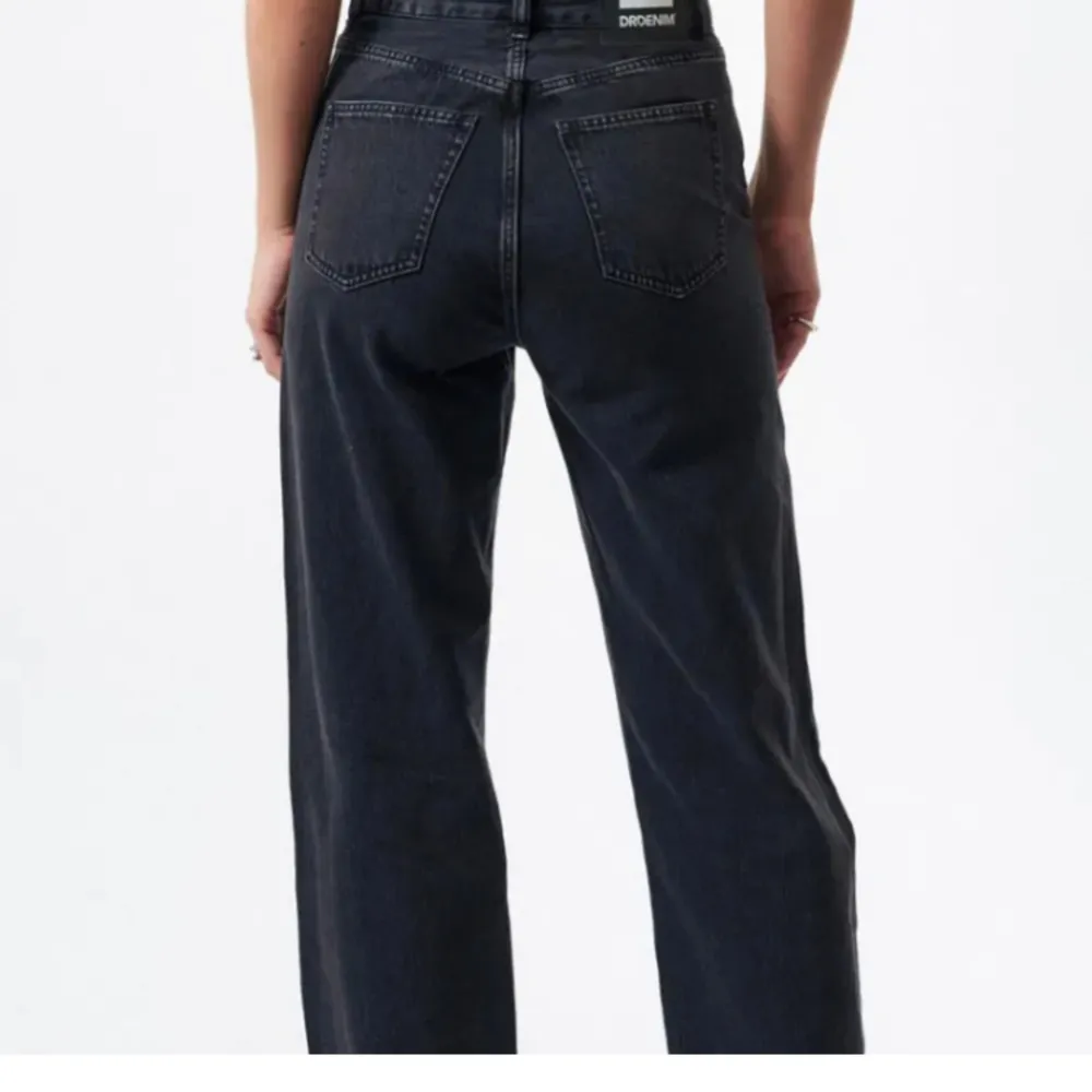 Så snygga svarta jeans från drdenim i storleken 26/34. Passformen är rak och relaxed. Nypris 799kr. Tillräckligt långa för mig som är 175cm. Bild 1&2 är lånade från Zalando. . Farkut & Housut.