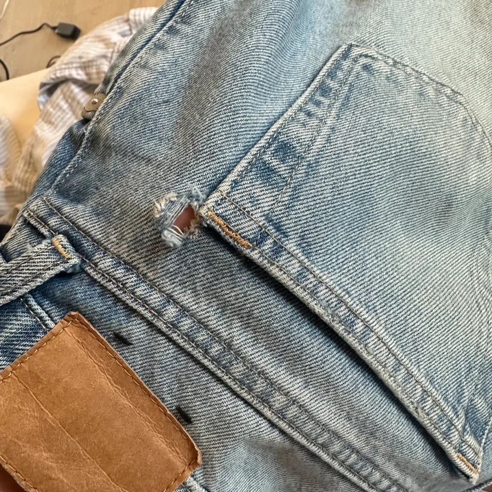 Säljer mina fina low waist jeans från weekday, modellen heter arrow. Jag har sprättat upp dom vid fötterna för att dom skulle passa mig bättre i längden, 1,70. De har också ett hål vid ena fickan som man ser på bilden, men märks knappt!💗. Jeans & Byxor.