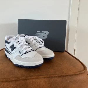 New Balance 550 white/navy  - Hej! Säljer nu ett par nb 550 som aldrig är använda. Skorna är från junkyard i Stockholm. Nypris 1699, hör av dig om du har några frågor🌟