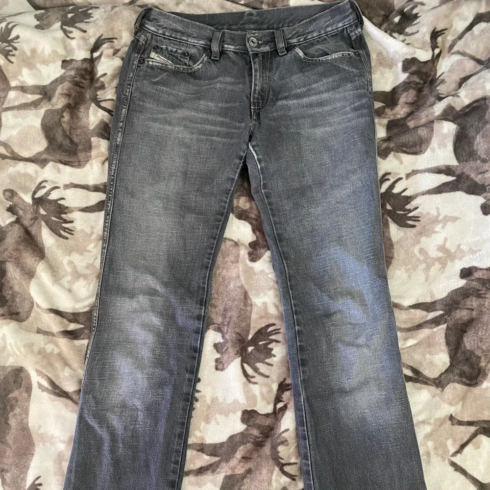 Det här är en gammal modell på diesel jeansen, och nypriset på de jeans som säljs idag på deras hemsida ”se.diesel.com” så kostar de mellan 1000-2500kr. Och då går jag ner till 550kr på dessa jeans. Vet ej om den här modellen kan vara svår att hitta.. Jeans & Byxor.